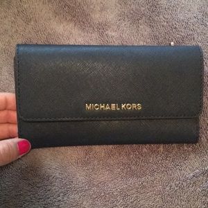 🛑SOLD🛑Navy Michael Kors trifold wallet!